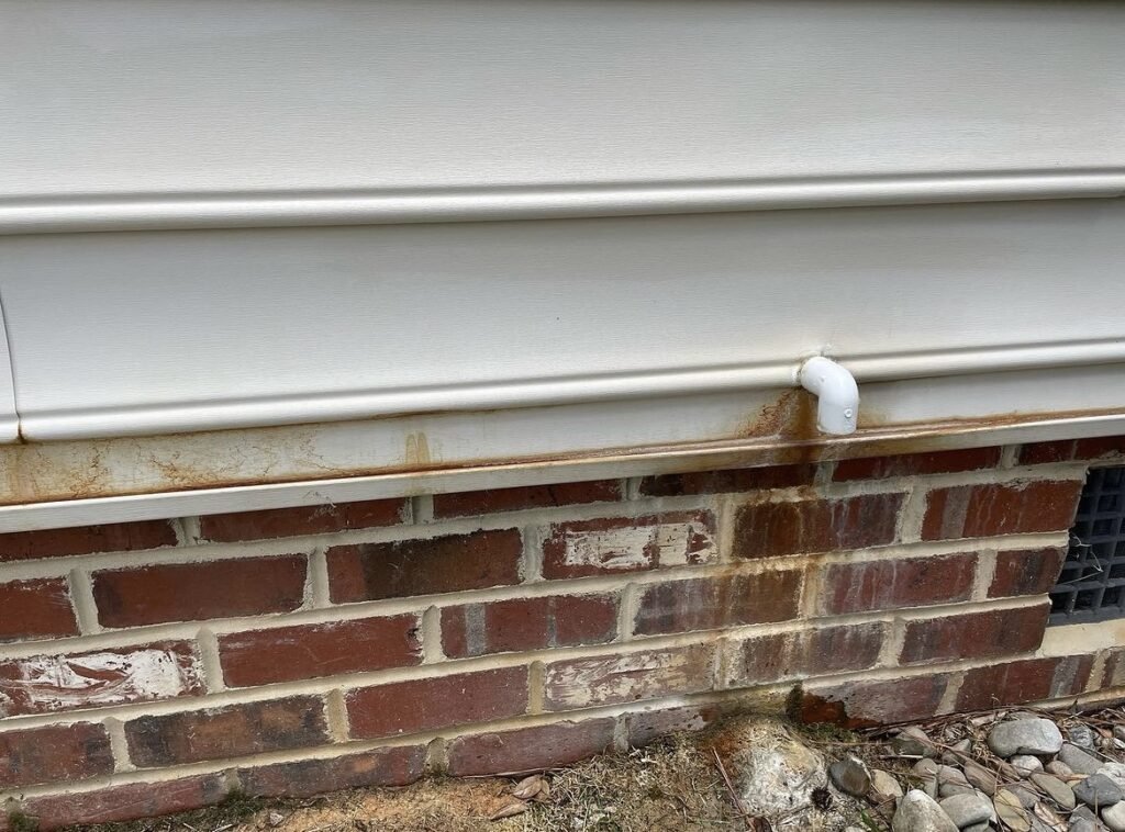 rusty side of house before pickens power washing